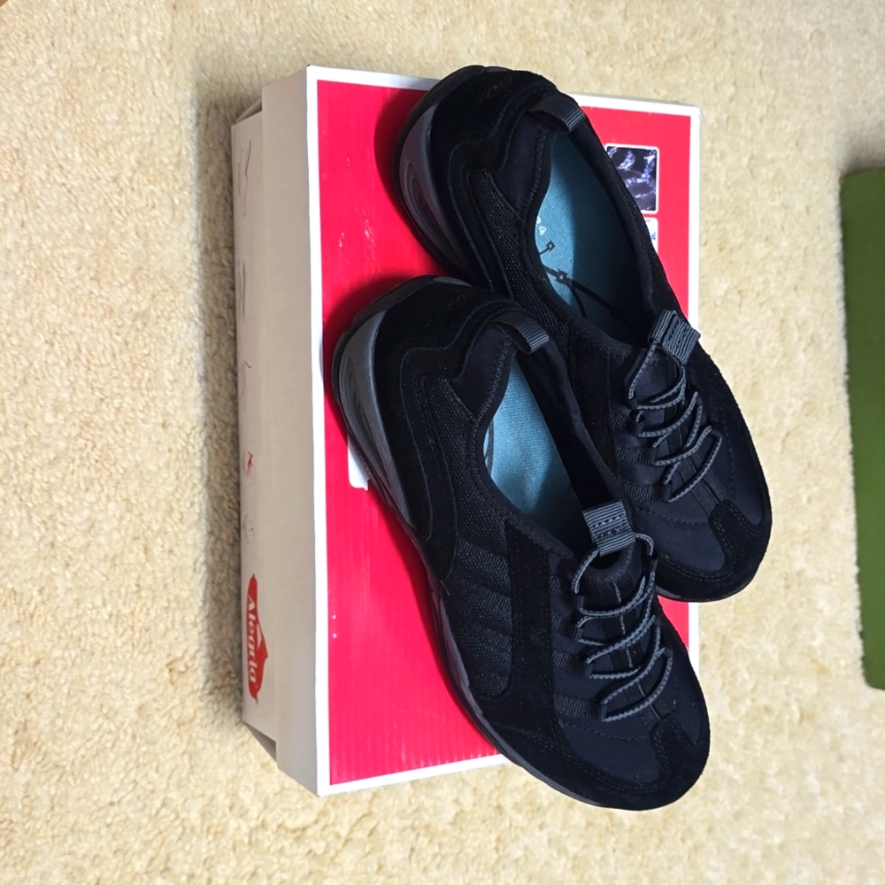 Easy Spirit black sandals size 7